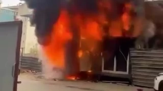 İnşaat alanındaki işçi konteyneri alev alev yandı