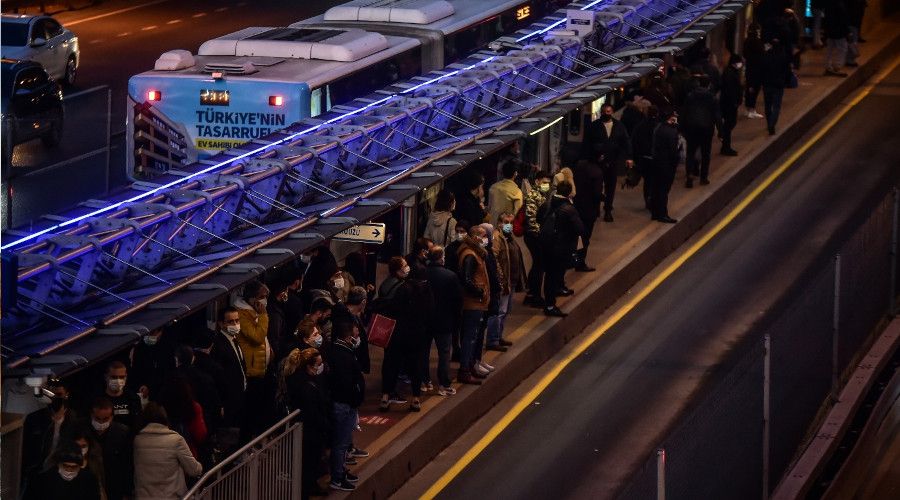 İstanbul'da toplu taşımada pes dedirten yoğunluk