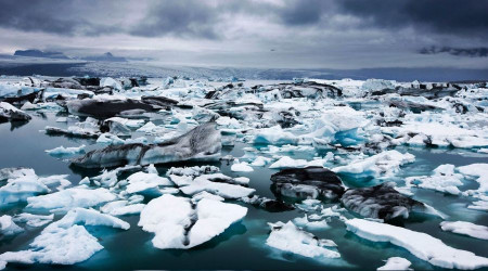 İzlanda'daki Breidamerkurjökull buzulu hızla eriyor