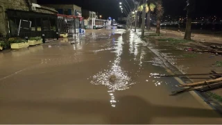 İzmir'de dereler taştı: Yeni Foça'yı su bastı