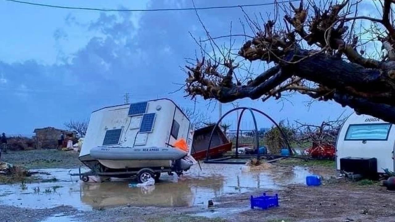 zmir'de hortum su tankerini 30 metre frlatt, atlar uurdu