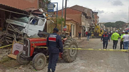 İzmir'de kamyon ortalığı savaş alanına çevirdi: 8 yaralı