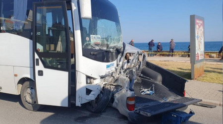 İzmir'de midibüs ile pikap çarpıştı: 1 ölü