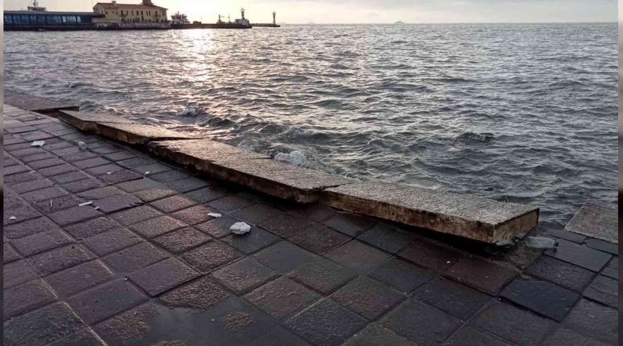 İzmir'de şiddetli fırtına