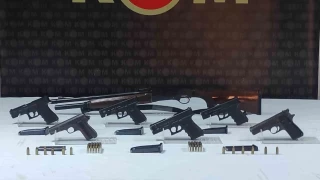 İzmir'de silah tacirinin evine polis baskını