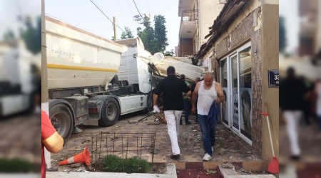 Kamyon kahvehaneye daldı