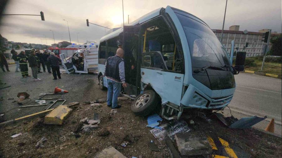 Karabük'te dolmuş kırmızı ışık ihlali yaptı: 11 yaralı