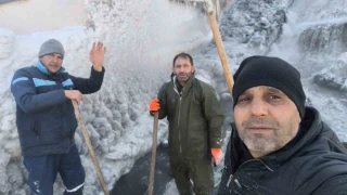 Kars'ta HES çalışanlarının 'buz kırma' mesaisi