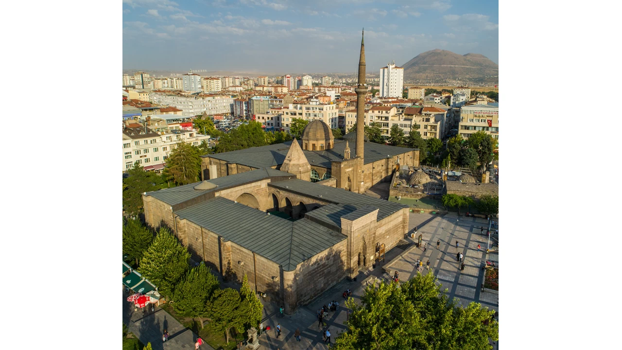 Kayseri'nin kalbindeki mhr: Hunat Camii