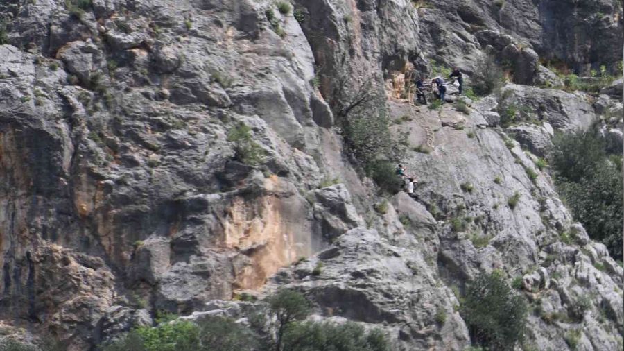 Kendisini kurtarmak isteyen arkadaşıyla mahsur kaldı