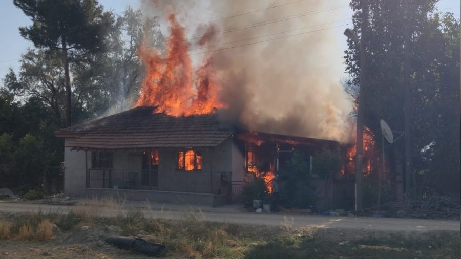 Korkuteli'nde ev yangını