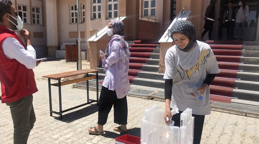 Köy okulları için kalem ve silgi topladılar