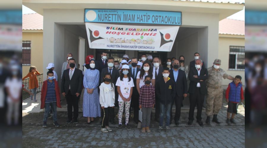 Köy okulunda Bilim Fuarı