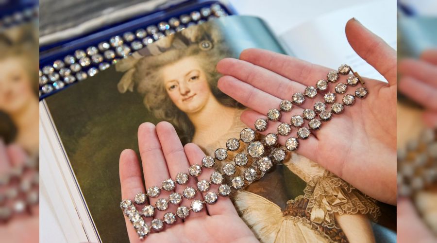 Kraliçenin bilezikleri 8 milyon dolara satıldı