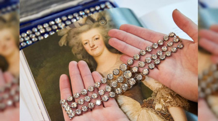 Kraliçenin bilezikleri 8 milyon dolara satıldı