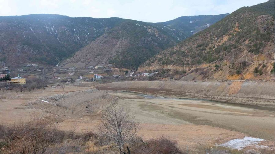 Kuraklık nedeniyle su seviyesi düşen barajlarda elektrik üretimi sekteye uğruyor