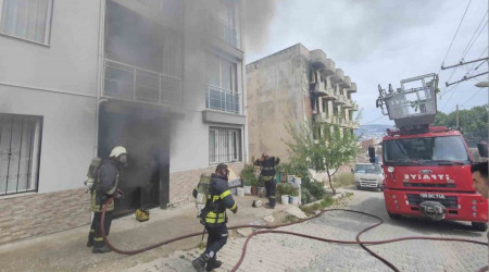 Kuşadası'nda ev yangını: 4 kişi etkilendi