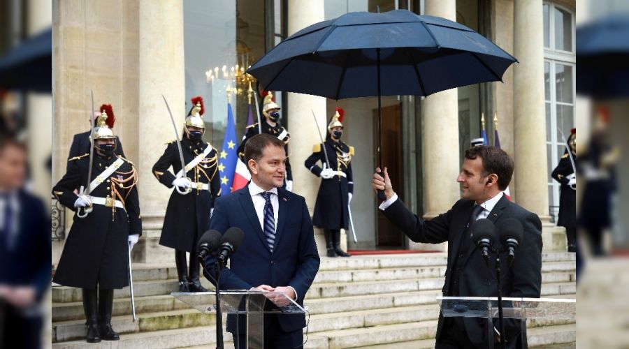 Macron'dan şemsiye jesti