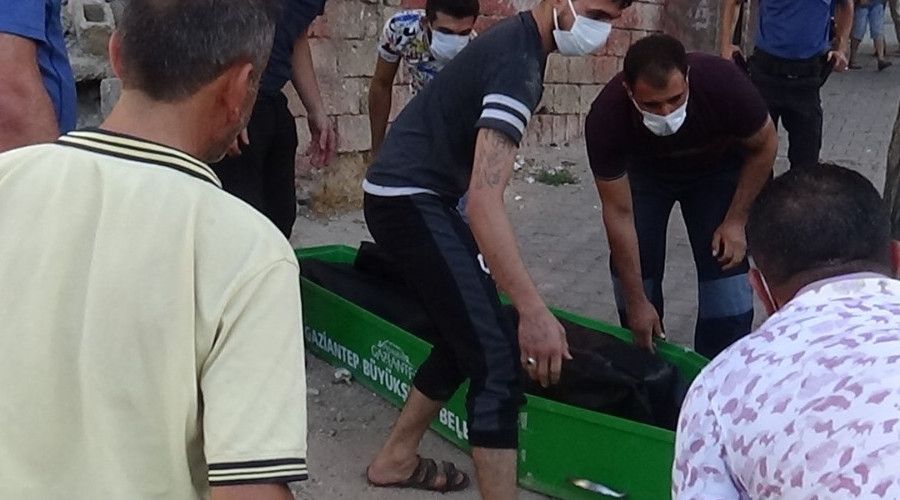 Metruk binada erkek cesedi bulundu