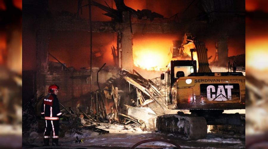 Mobilyacılar çarşısında korku dolu anlar, 4 iş yeri tamamen yandı