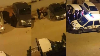 Otomobillerine zarar veren adama kırdığı silecekle meydan dayağı attılar