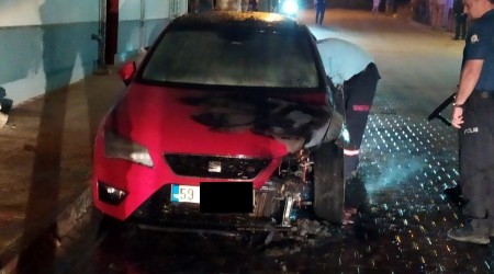 Park halindeki otomobil alev aldı