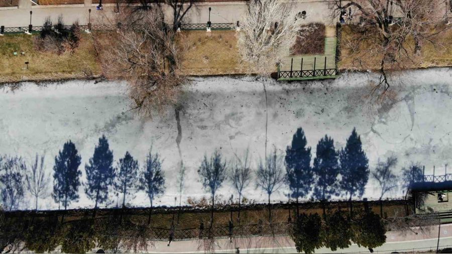 Porsuk Çayı'nın buzu 13 derecede bile çözülmedi