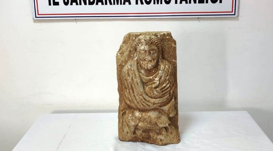 Roma dönemine ait insan figürlü heykel ele geçirildi