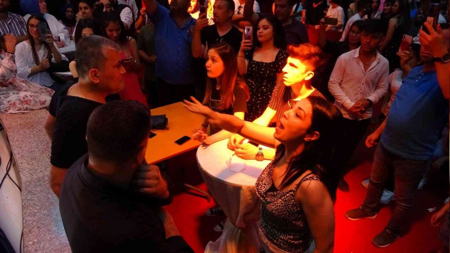 Sahneye çıkmayan sanatçılara pet şişe atıp yuhaladılar