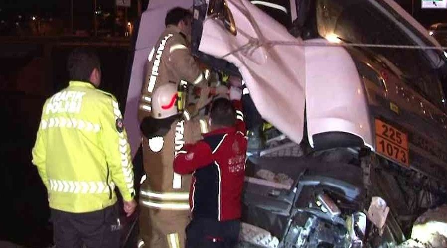 Sancaktepe'de 17 ton oksijen yüklü tanker dereye uçtu