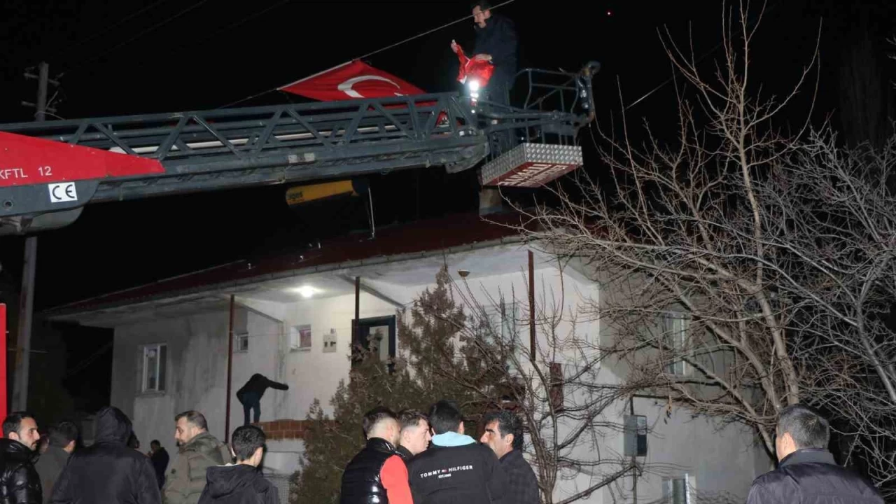 Şehidin baba ocağına Türk bayrakları asıldı