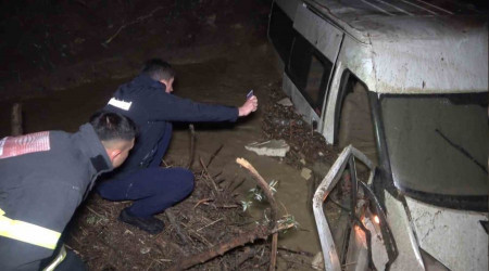 Sel sularına kapılan minibüsteki 6 işçi son anda kurtuldu