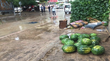 Seyyar satıcı karpuzlarını sele kaptırdı