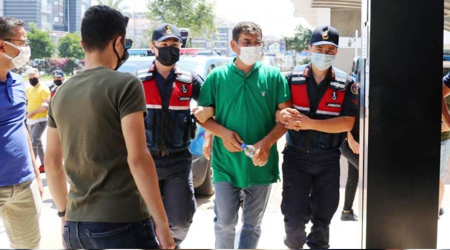 Silahını temizleyen muhtar, eşini vurdu