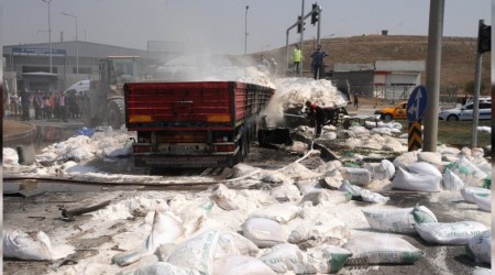 Şırnak'ta freni boşalan tır başka tıra çarptı
