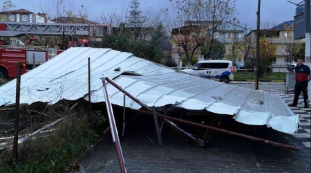 Soma'da fırtına çatıyı uçurdu