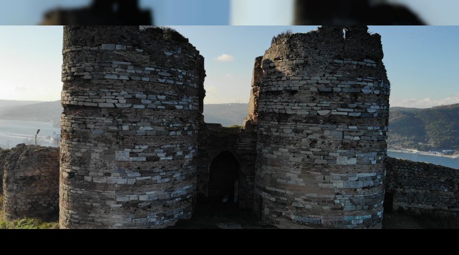 Tarihi kale harabeye döndü