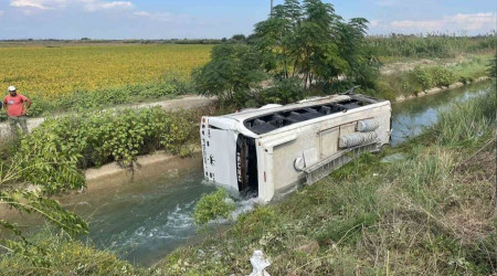 Tarım işçilerini taşıyan midibüs kaza yaptı: 7 yaralı