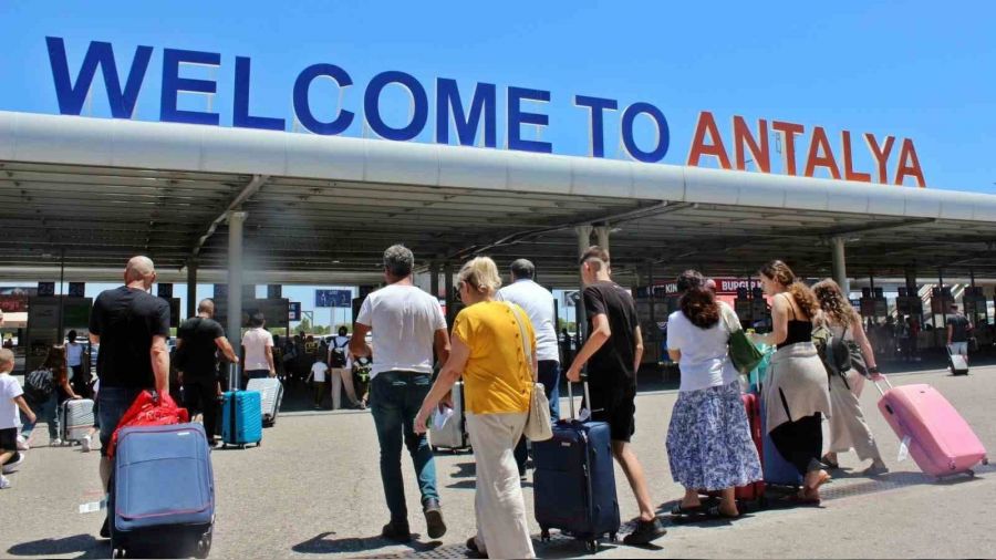 Temmuzda Antalya'ya 2.7 milyon turist geldi