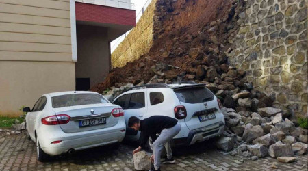 Trabzon'da bir sitenin istinat duvarı çöktü
