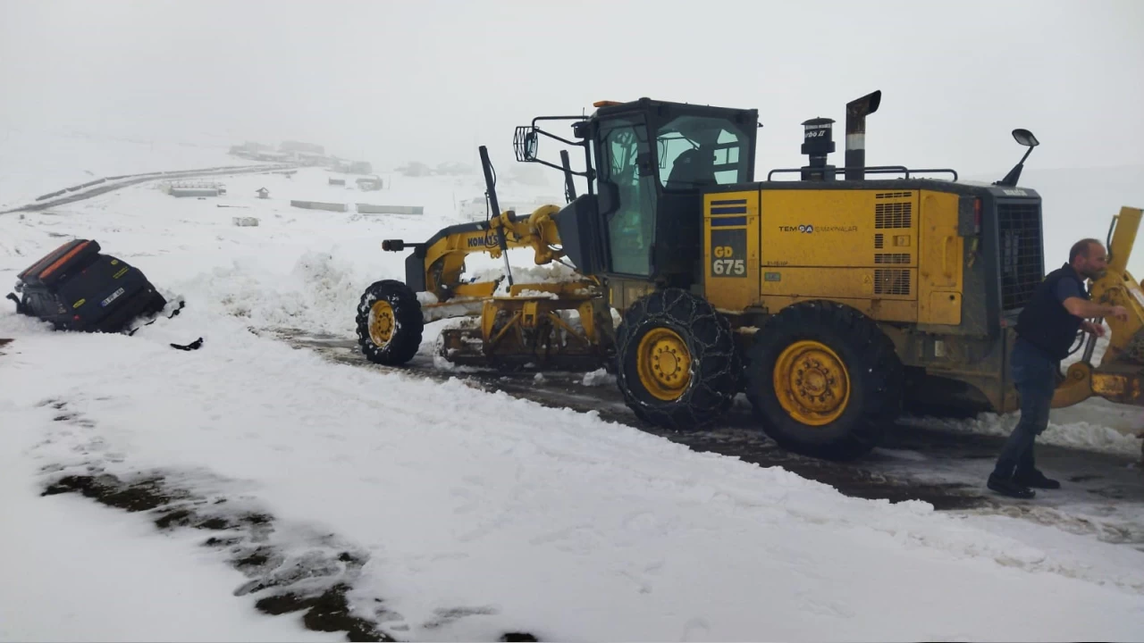 Trabzon'da ekiplerin kar mesaisi erken başladı