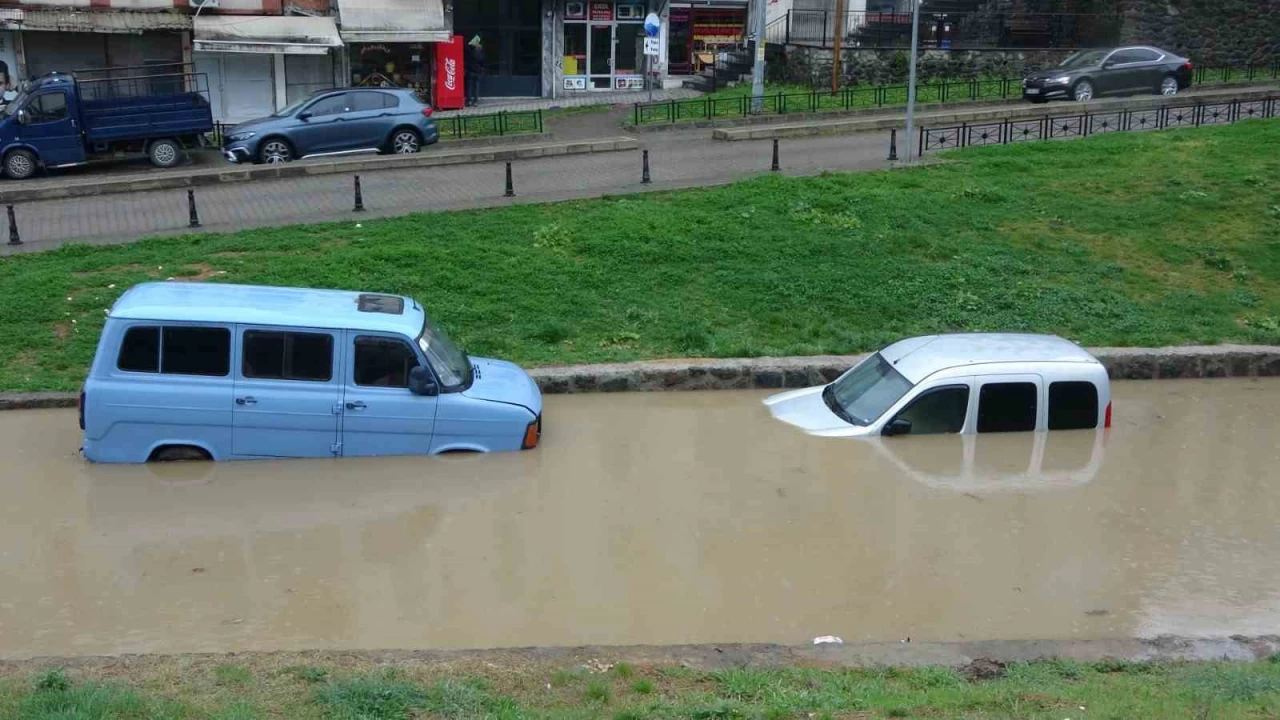 Trabzon'da gle dnen yolda aralar su altnda kald