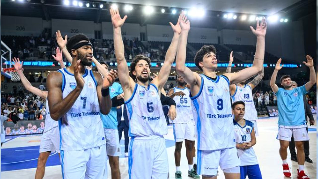 Türk Telekom 3'de 3 peşinde