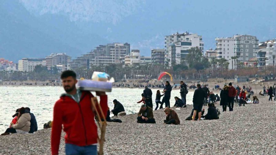 Trkiye'de kar esareti, Antalya'da deniz keyfi