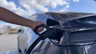 Türkiye'de trafiğe kayıtlı elektrikli otomobil sayısı, eylül itibarıyla yıllık bazda yüzde 52,4 artarak 486 bin 359'a yükseldi