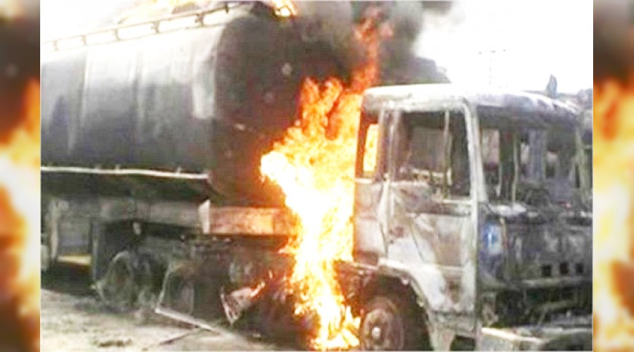 Uganda'da petrol tankeri patladı: 20 ölü