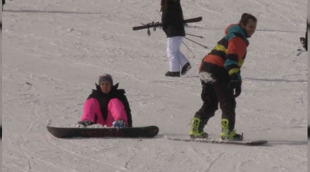 Uludağ'ın pistlerinde acemi kayakçılar