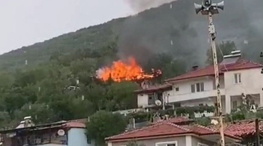 Yıldırım düşen ev küle döndü