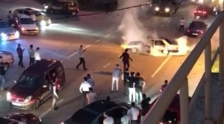 Yolu trafiğe kapatarak drift yaptılar