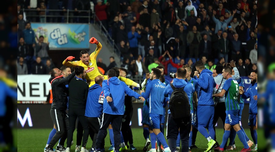 19 yaşındaki kalecinin mutluluğu